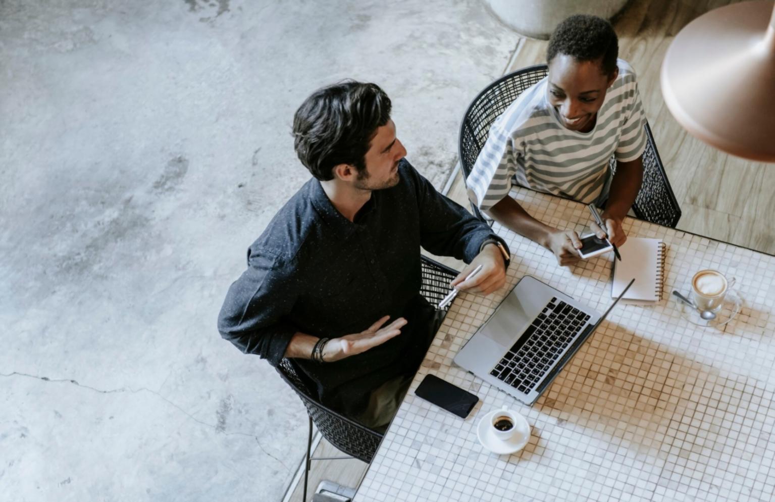 Análisis financiero colaborativo en sesión de trabajo